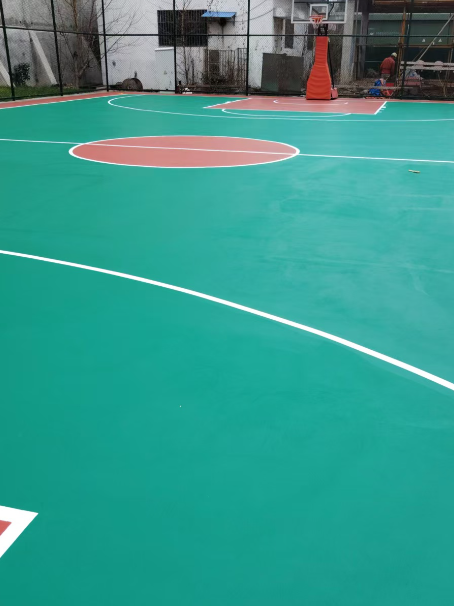 黄冈 球场长期使用易出现地面开裂